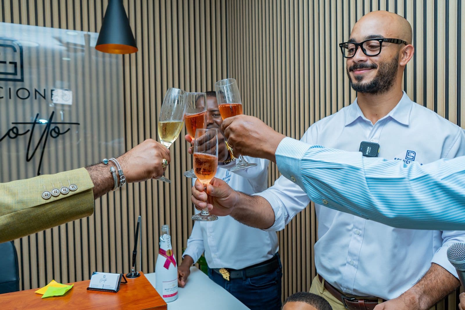 Equipo de Soluciones Escotto celebrando