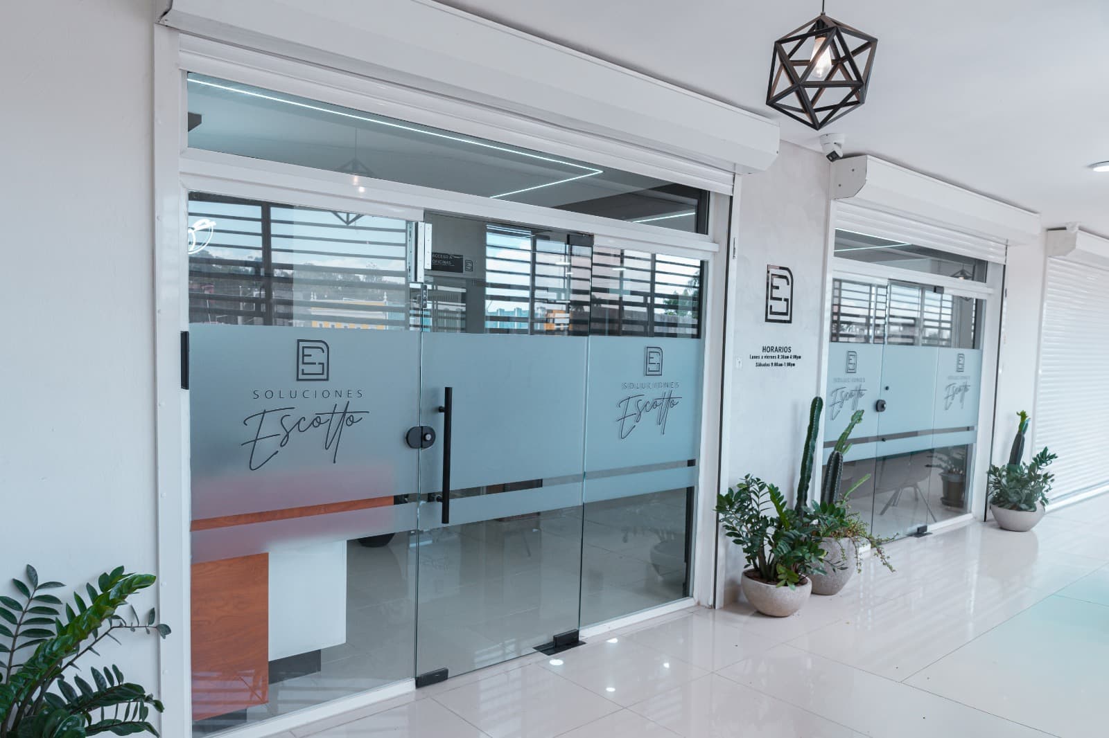 Fachada de Soluciones Escotto — entrada principal