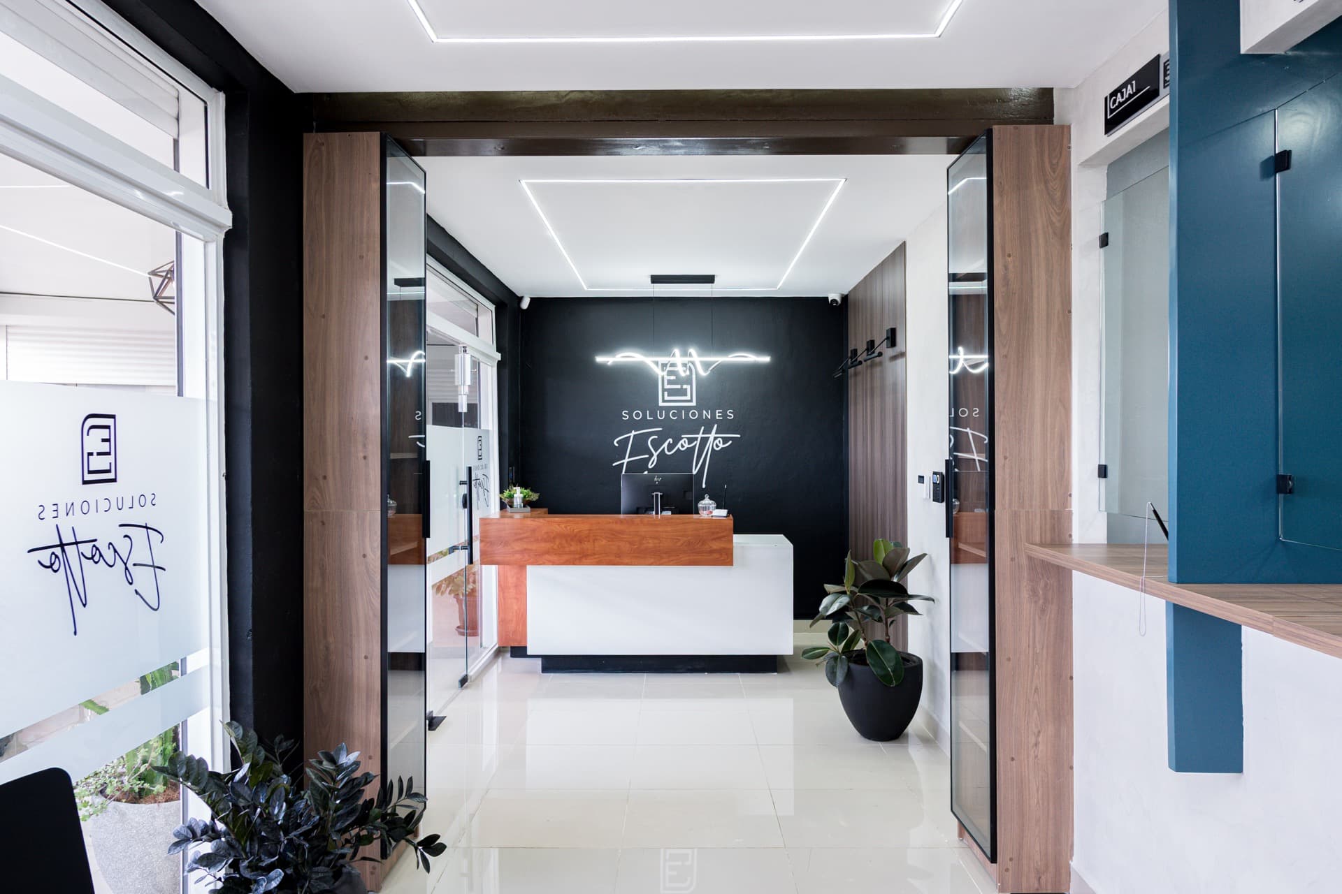 Recepción de Soluciones Escotto con letrero iluminado