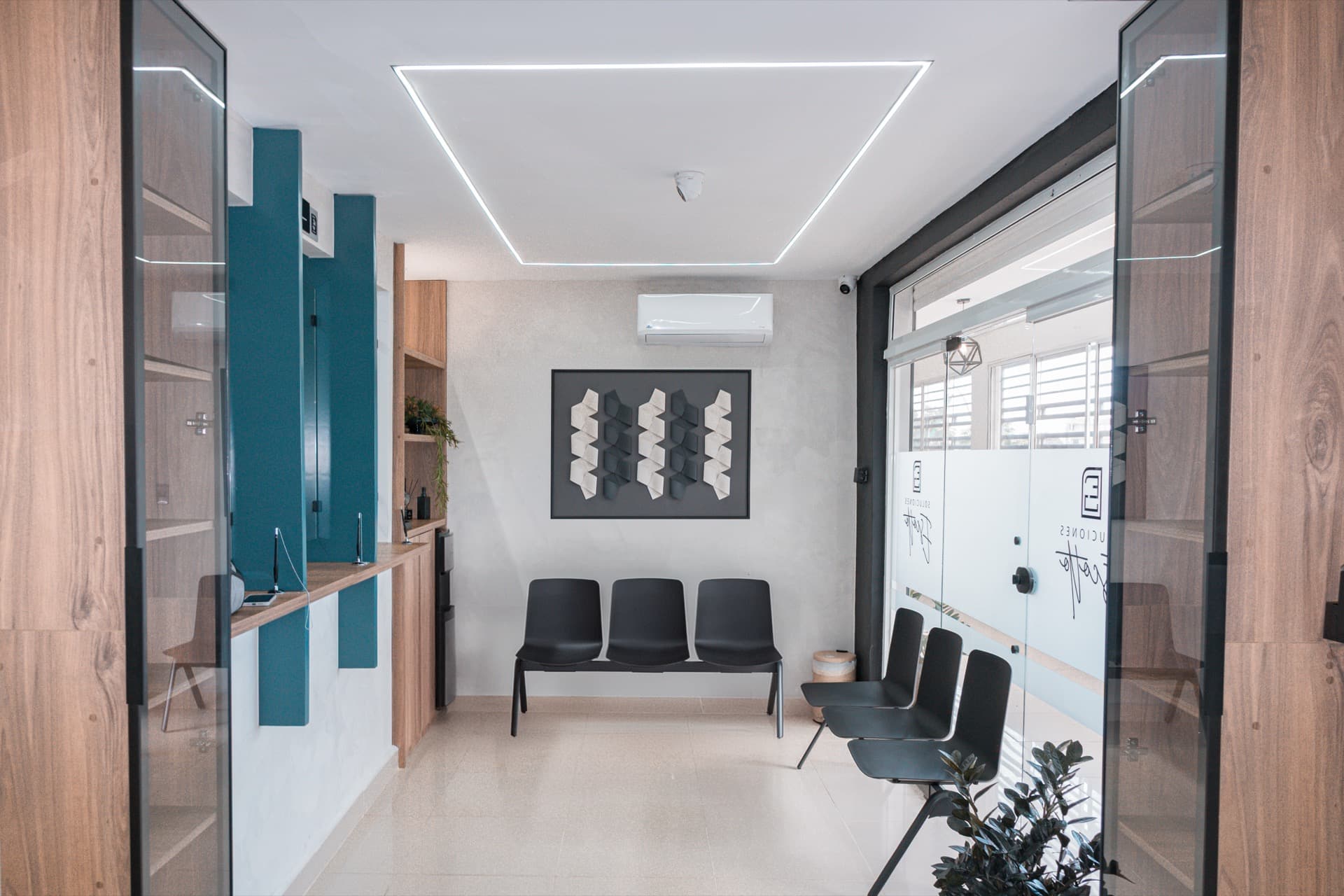 Sala de espera moderna de Soluciones Escotto
